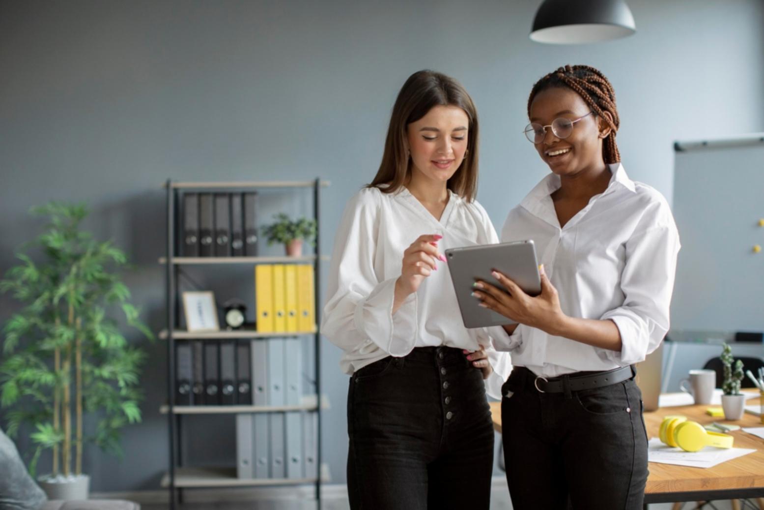 Groupe de participants travaillant ensemble sur leur budget personnel